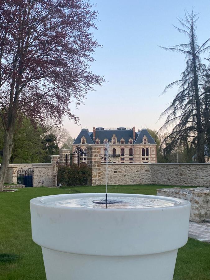 Loft Dans Le Clocher Face Au Chateau Bonnelles Esterno foto